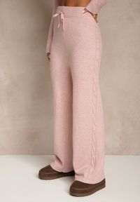 Renee - Jasnoróżowy Komplet Dzianinowy z Wełną i Bawełną Szerokie Spodnie i Krótki Sweter Otisona. Kolor: różowy. Materiał: dzianina, bawełna, wełna #5