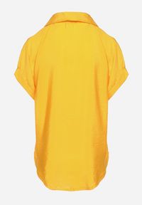 Born2be - Żółta Koszula z Wiskozy Asymetryczna z Krótszym Przodem Karinas. Kolor: żółty. Materiał: wiskoza. Długość: krótkie. Styl: elegancki #5