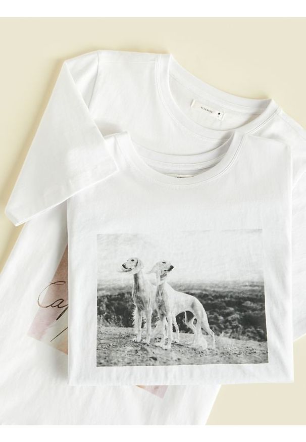Reserved - T-shirt z nadrukiem - biały. Kolor: biały. Materiał: dzianina, bawełna. Wzór: nadruk