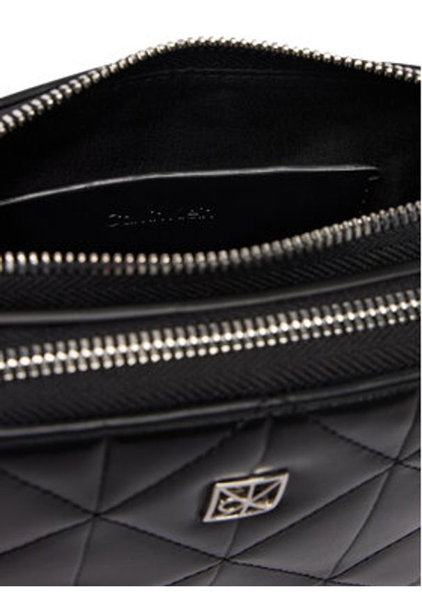Calvin Klein Torebka Quilted Double Zip Camera Bag LV04F3328G Czarny. Kolor: czarny. Materiał: skórzane
