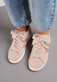 Renee - Różowe Sneakersy na Niskiej Platformie z Naszywkami Flordexia. Okazja: na co dzień. Kolor: różowy. Materiał: jeans. Wzór: aplikacja. Obcas: na platformie #3