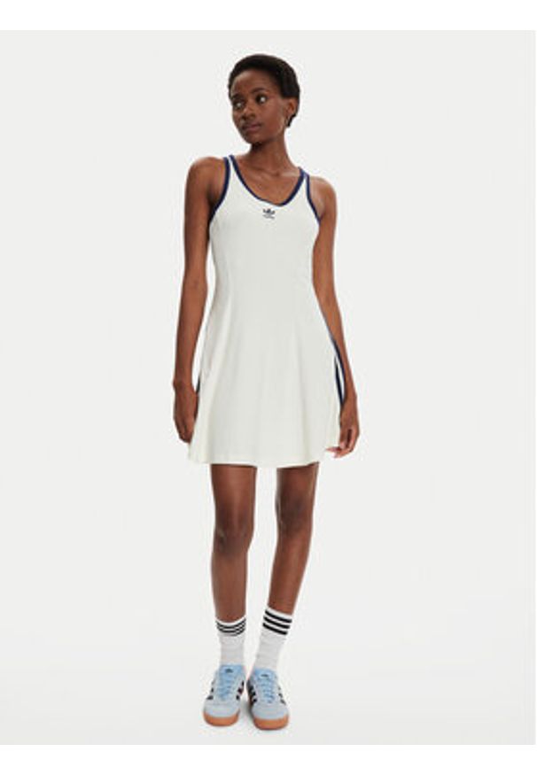 Adidas - adidas Sukienka codzienna IR7468 Biały Slim Fit. Okazja: na co dzień. Kolor: biały. Materiał: bawełna. Typ sukienki: proste. Styl: casual