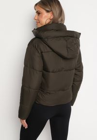 Born2be - Ciemnozielona Pikowana Kurtka Puffer z Kapturem Miviera. Okazja: na spacer, na co dzień. Typ kołnierza: kaptur. Kolor: zielony. Materiał: dzianina, jeans. Sezon: zima. Styl: casual #6
