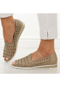 Beżowe skórzane półbuty damskie M.Daszyński Ol27-2. Okazja: na co dzień, na imprezę. Nosek buta: otwarty. Kolor: beżowy. Materiał: skóra. Szerokość cholewki: normalna. Wzór: ażurowy. Sezon: wiosna, lato. Styl: casual, elegancki, klasyczny, wizytowy #1