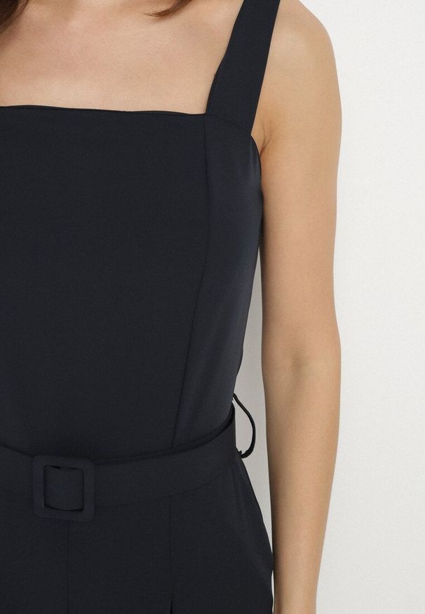 Born2be - Granatowy Taliowany Kombinezon z Ozdobnym Paskiem i Klamrą Doloriela. Kolor: niebieski. Styl: elegancki