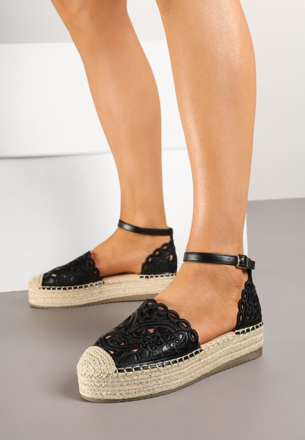 Born2be - Czarne Espadryle na Grubej Podeszwie z Ażurową Cholewką Eleasel. Okazja: na co dzień. Zapięcie: sprzączka. Kolor: czarny. Materiał: jeans. Szerokość cholewki: normalna. Wzór: ażurowy. Styl: casual