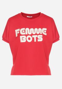 Born2be - Czerwony T-shirt Ozdobiony Napisem Devenee. Okazja: na co dzień. Kolor: czerwony. Materiał: jeans. Wzór: napisy, aplikacja. Styl: klasyczny, casual #4