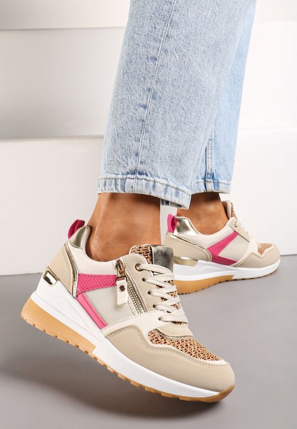 Renee - Beżowo-Różowe Sneakersy na Niewysokim Koturnie Ozdobione Suwakiem i Wstawkami Liorrama. Nosek buta: okrągły. Zapięcie: sznurówki. Kolor: beżowy. Materiał: materiał. Wzór: aplikacja. Obcas: na koturnie. Wysokość obcasa: średni