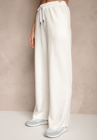 Renee - Białe Spodnie z Dodatkiem Wiskozy Dresowe High Waist Ellanoria. Okazja: na co dzień. Stan: podwyższony. Kolor: biały. Materiał: wiskoza, dresówka. Styl: casual #5
