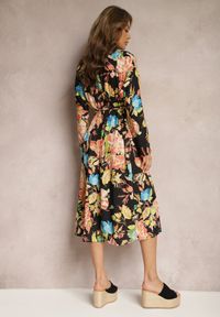 Renee - Czarno-Różowa Kopertowa Sukienka z Kwiecistym Printem Aleratoa. Okazja: na co dzień. Kolor: czarny. Wzór: nadruk. Typ sukienki: kopertowe. Styl: elegancki, casual #3