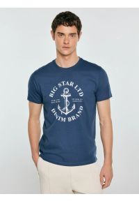 Big-Star - Koszulka męska z kontrastowym nadrukiem ciemnoniebieska Kartes 402. Okazja: na co dzień. Kolor: niebieski. Materiał: dzianina, skóra, materiał. Wzór: nadruk. Styl: sportowy, casual, elegancki #1