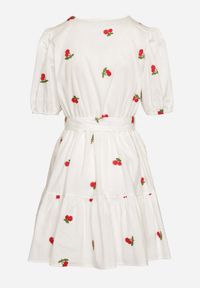 Born2be - Biała Sukienka Bawełniana z Gumką w Pasie w Wisienki Alova. Okazja: na co dzień. Kolor: biały. Materiał: bawełna. Długość rękawa: krótki rękaw. Typ sukienki: kopertowe. Styl: casual #3