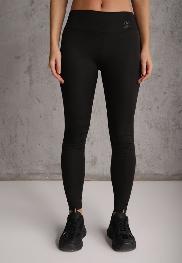 Renee - Czarne Legginsy Basic z Modelującą Wstawką w Pasie Liacan. Okazja: na co dzień. Kolor: czarny. Długość: krótkie. Styl: casual