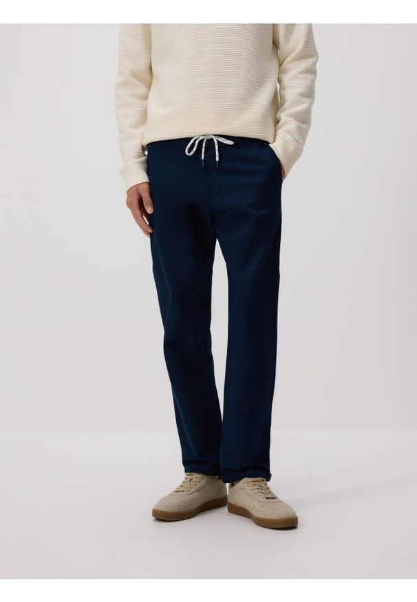 Reserved - Bawełniane spodnie chino slim - granatowy. Kolor: niebieski. Materiał: bawełna