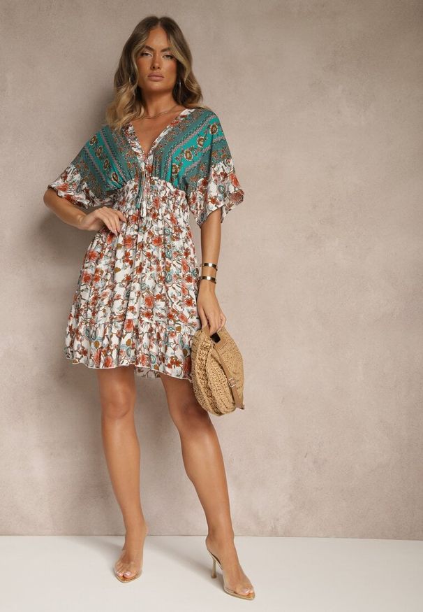 Renee - Zielona Sukienka z Wiskozy w Kwiaty Zdobiona Wiązaniem na Plecach Latorea. Okazja: na randkę, na co dzień. Typ kołnierza: dekolt w serek. Kolor: zielony. Materiał: wiskoza. Wzór: kwiaty, aplikacja. Typ sukienki: rozkloszowane. Styl: elegancki, casual