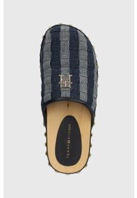 TOMMY HILFIGER - Tommy Hilfiger klapki TH DENIM CONTRAST CLOG damskie kolor granatowy na platformie FW0FW07410. Kolor: niebieski. Materiał: denim. Obcas: na platformie #4