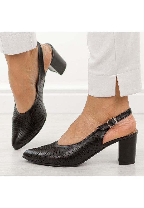 DEONI - Czarne skórzane Polskie czółenka damskie Deoni D136A. Okazja: na co dzień, na imprezę. Kolor: czarny. Szerokość cholewki: normalna. Wzór: ażurowy, aplikacja. Materiał: skóra. Sezon: wiosna, lato. Obcas: na obcasie. Styl: casual, elegancki, klasyczny, wizytowy. Wysokość obcasa: średni