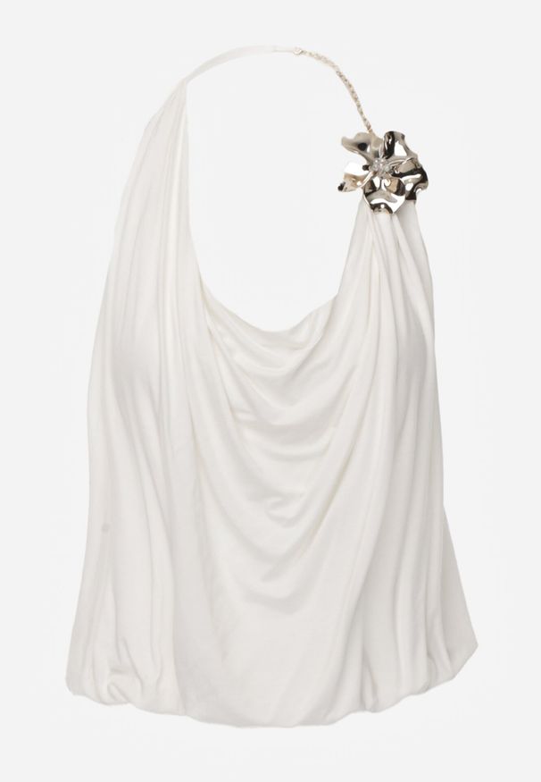 Born2be - Biały Elegancki Top Halter Ozdobiony Łańcuszkiem i Kwiatową Broszką Idisara. Okazja: na co dzień. Typ kołnierza: dekolt halter. Kolor: biały. Materiał: jeans. Wzór: kwiaty, aplikacja. Styl: elegancki