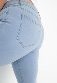 Born2be - Jasnoniebieskie Jeansy Eidele. Okazja: na co dzień. Kolekcja: plus size. Kolor: niebieski. Długość: długie. Wzór: aplikacja. Styl: casual