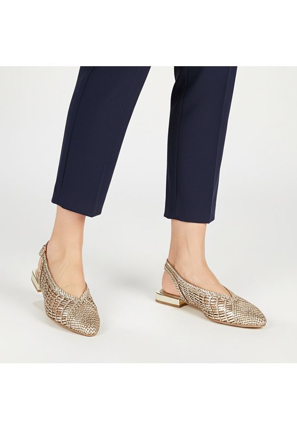 Hot Potatoes by Gioseppo - Czółenka damskie Gioseppo, lekka konstrukcja odkryta pięta elastyczny pasek z tyłu niski stabilny obcas pleciona cholewka smukły nosek, platinum, 792. Okazja: do pracy, na imprezę. Zapięcie: pasek. Kolor: srebrny. Szerokość cholewki: normalna. Sezon: wiosna, lato. Obcas: na obcasie. Styl: elegancki. Wysokość obcasa: niski