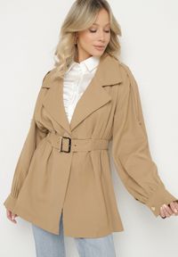 Born2be - Ciemnobeżowy Krótki Płaszcz z Bufiastymi Rękawami i Elastycznym Paskiem z Klamrą Lirenda. Okazja: na co dzień. Kolor: beżowy. Długość: krótkie. Styl: casual, elegancki, klasyczny #6