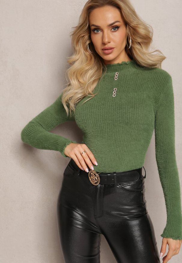 Renee - Zielony Futerkowy Sweter z Wełny z Półgolfem i Ozdobnymi Guzikami Zekluna. Kolor: zielony. Materiał: wełna. Wzór: aplikacja