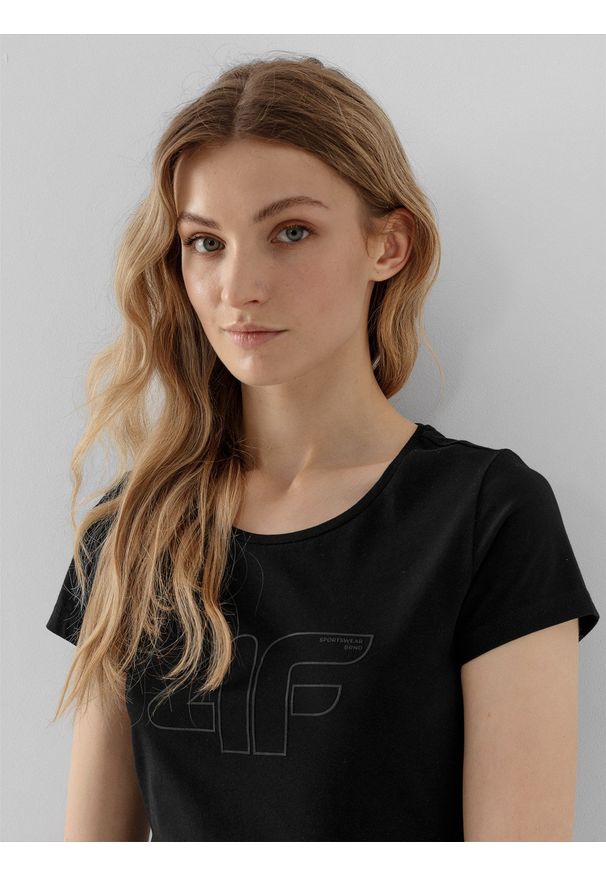 4f - T-shirt regular z nadrukiem damski. Kolor: czarny. Materiał: dzianina, bawełna. Wzór: nadruk