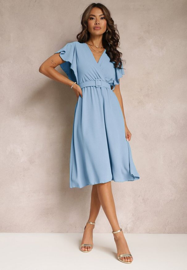 Renee - Niebieska Rozkloszowana Sukienka z Paskiem i Kopertowym Dekoltem Brinea. Typ kołnierza: kołnierz z falbankami. Kolor: niebieski. Typ sukienki: kopertowe. Styl: wakacyjny