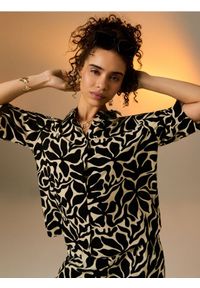 Sinsay - Wiskozowa koszula regular fit z krótkim rękawem - czarny. Kolor: czarny. Materiał: wiskoza. Długość rękawa: krótki rękaw. Długość: krótkie #1