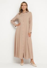 Born2be - Ciemnobeżowa Sukienka Controllable. Okazja: na co dzień. Kolor: beżowy. Długość rękawa: długi rękaw. Typ sukienki: rozkloszowane, szmizjerki. Styl: klasyczny, casual. Długość: maxi #5