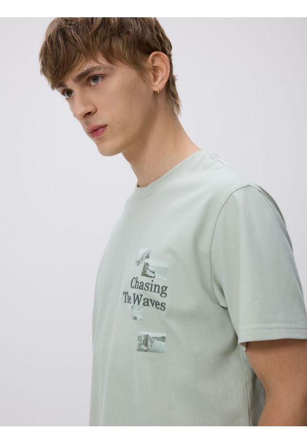 Reserved - T-shirt comfort z nadrukiem na plecach - jasnozielony. Kolor: zielony. Materiał: dzianina, bawełna. Wzór: nadruk