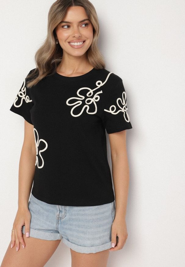 Born2be - Czarny T-shirt z Kwiatowymi Aplikacjami Tilenna. Okazja: na co dzień. Kolor: czarny. Materiał: jeans. Wzór: aplikacja, kwiaty. Styl: klasyczny, elegancki, casual