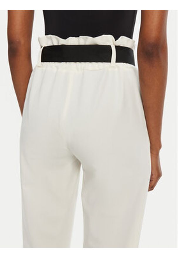 Rinascimento Spodnie materiałowe CFC0122382003 Écru Regular Fit. Kolor: kremowy. Materiał: syntetyk