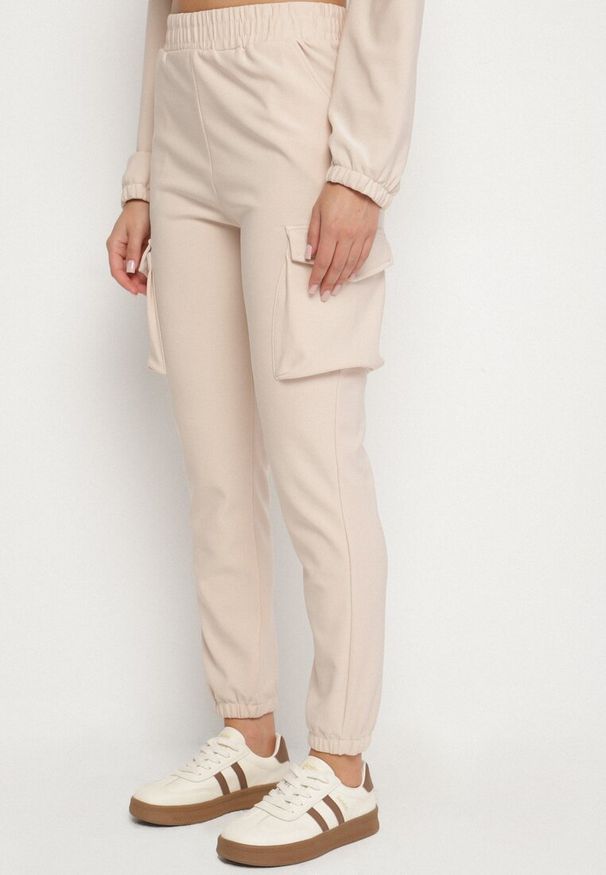 Born2be - Beżowy Komplet Dresowy w Stylu Cargo Bluza na Suwak i Joggery Sitene. Kolor: beżowy. Materiał: dresówka. Sport: turystyka piesza