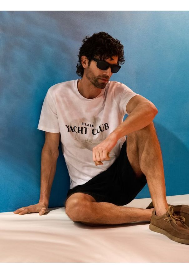 Sinsay - Bawełniana koszulka z napisem Yacht Club - biały. Kolor: biały. Materiał: bawełna. Wzór: napisy