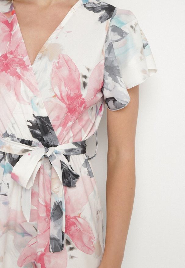 Born2be - Biało-Czarna Sukienka w Kwiaty o Kopertowym Kroju z Wiązanym Paskiem Redanae. Okazja: na co dzień. Kolor: czarny. Wzór: kwiaty. Typ sukienki: kopertowe. Styl: casual, elegancki