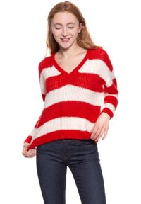 Wrangler - DAMSKI SWETER WRANGLER LOOSE KNIT FORMULA RED W8109PZWO 112132228. Typ kołnierza: dekolt w serek. Materiał: tkanina. Wzór: ze splotem #8