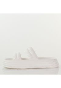 Białe lekkie piankowe klapki damskie DiA 51-001. Okazja: na co dzień, do domu. Kolor: biały. Materiał: dresówka, materiał, tworzywo sztuczne. Sezon: wiosna, lato. Styl: klasyczny, casual, sportowy #1