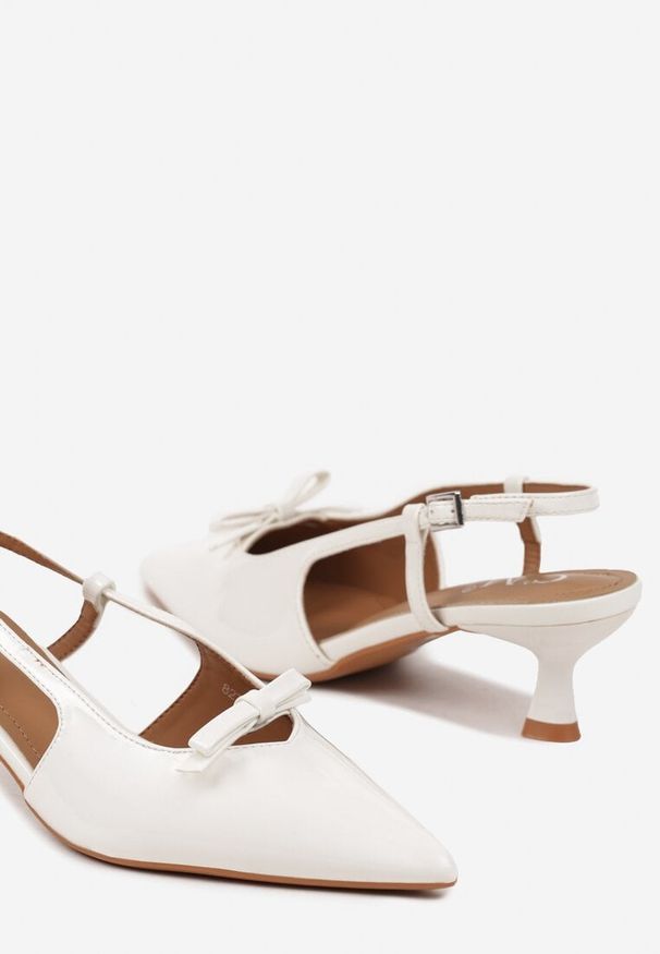 Renee - Białe Sandały Lakierowane na Kaczuszce Typu Slingback z Kokardą Nonarilin. Okazja: na co dzień. Zapięcie: sprzączka. Kolor: biały. Materiał: lakier. Sezon: lato. Obcas: na szpilce. Styl: wizytowy, elegancki, casual. Wysokość obcasa: średni