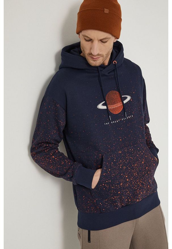 medicine - Medicine bluza bawełniana męska kolor granatowy z kapturem wzorzysta. Okazja: na co dzień. Typ kołnierza: kaptur. Kolor: niebieski. Materiał: bawełna. Styl: casual