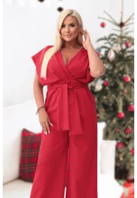 Moda Size Plus Iwanek - Elegancki czerwony kombinezon Valentina XXL OVERSIZE. Okazja: na imprezę. Stan: podwyższony. Kolor: czerwony. Materiał: poliester, elastan, tkanina. Długość: krótkie. Wzór: gładki. Styl: elegancki #1