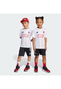 Adidas - Zestaw Marvel Spider-Man Tee Set Kids. Kolor: biały, wielokolorowy, czarny. Wzór: motyw z bajki. Styl: sportowy