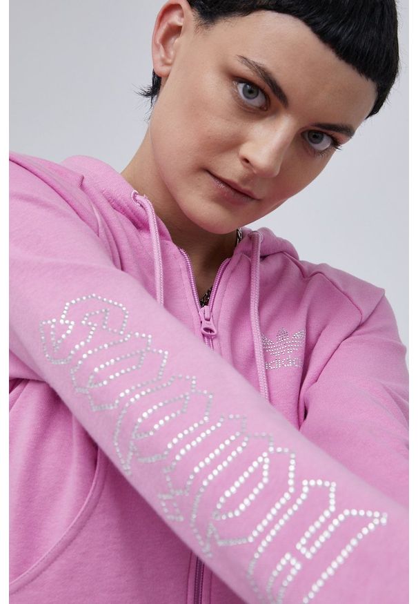 adidas Originals Bluza damska kolor różowy z kapturem gładka. Okazja: na co dzień. Typ kołnierza: kaptur. Kolor: różowy. Materiał: materiał, włókno, tkanina, dzianina. Długość rękawa: raglanowy rękaw. Wzór: gładki. Styl: casual