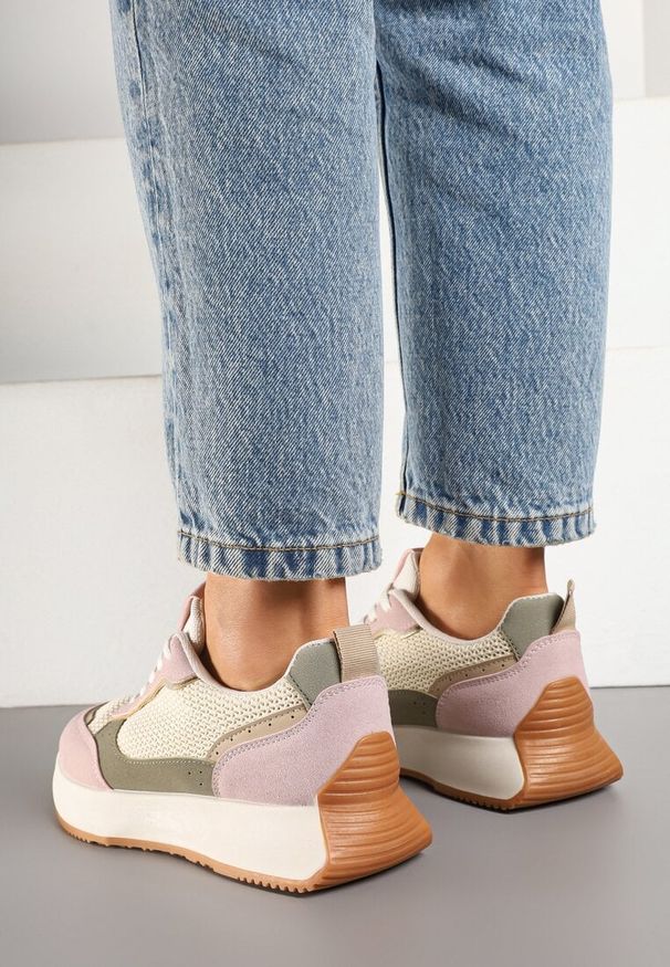 Renee - Różowe Sneakersy Ozdobione Geometrycznym Motywem Calgis. Nosek buta: okrągły. Zapięcie: sznurówki. Kolor: różowy. Materiał: materiał. Wzór: aplikacja, geometria. Obcas: na obcasie. Wysokość obcasa: niski