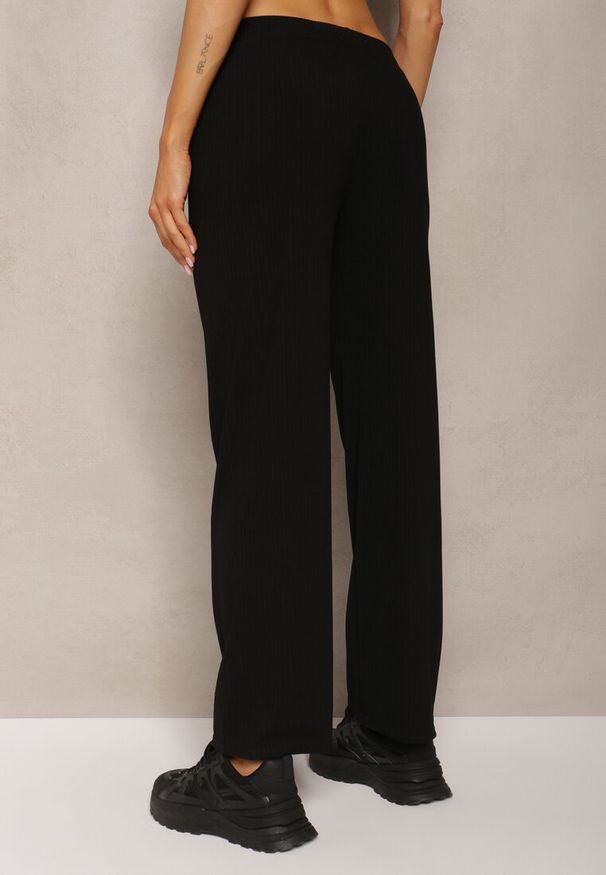 Renee - Czarne Szerokie Spodnie z Delikatnie Prążkowanego Materiału Kasaida. Kolor: czarny. Materiał: prążkowany, materiał. Sezon: lato