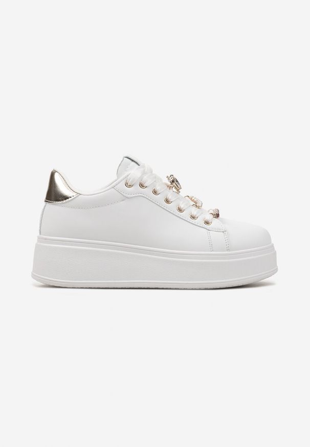 Renee - Białe Sneakersy na Platformie z Zawieszkami na Sznurówkach Ellamas. Okazja: na co dzień. Nosek buta: okrągły. Kolor: biały. Materiał: jeans. Wzór: aplikacja. Obcas: na platformie. Sport: turystyka piesza