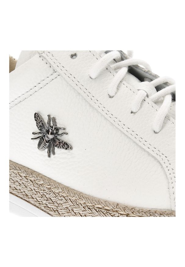 Białe Półbuty Armodo Modne Obuwie Damskie. Okazja: do pracy, na co dzień. Kolor: biały. Materiał: skóra. Szerokość cholewki: normalna. Wzór: motyw zwierzęcy. Sezon: lato. Obcas: na obcasie. Wysokość obcasa: średni