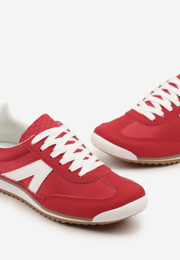 Renee - Czerwone Sneakersy z Geometrycznym Wzorem Zoloti. Okazja: na co dzień. Zapięcie: sznurówki. Kolor: czerwony. Wzór: geometria