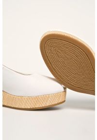 TOMMY HILFIGER - Tommy Hilfiger sandały damskie kolor biały na koturnie. Nosek buta: okrągły. Zapięcie: klamry. Kolor: biały. Obcas: na koturnie #5