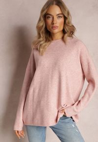 Renee - Jasnoróżowy Sweter o Luźnym Kroju Enian. Kolor: różowy. Materiał: tkanina, dzianina. Długość rękawa: długi rękaw. Długość: długie. Styl: klasyczny #4